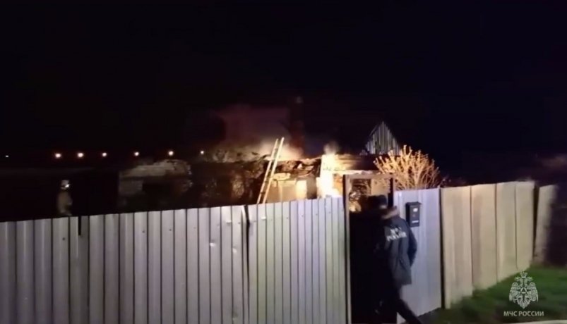 Шесть человек, в то числе четверо детей, погибли в сгоревшем доме на Кубани С Telegram-канала: t.me/mchs_kuban (18+)