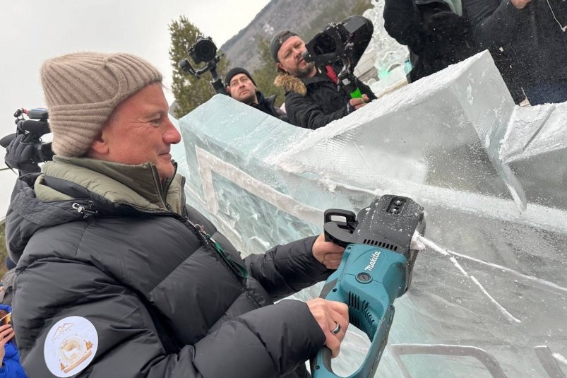 Герман Греф вырезал скульптуру изо льда на курорте Сбера "Манжерок" пресс-служба Сбербанка
