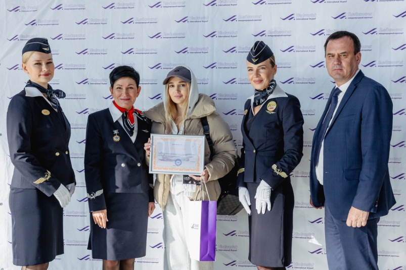 Награждение миллионного пассажира группой компаний "Аэрофлот" и Международным аэропортом Владивосток Мария Смитюк, ИА PrimaMedia