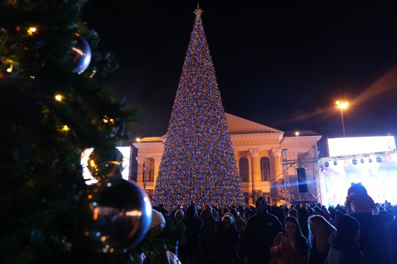 Огни на главной Новогодней ёлке зажглись в Ставрополе Пресс-служба правительства и губернатора Ставрополья