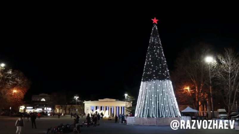 Главная городская ёлка засияла огнями в Севастополе Скриншот видео