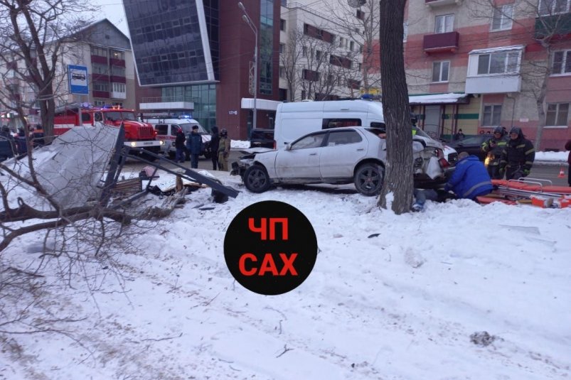 Двое погибли, двое в больнице: иномарка влетела в остановку в Южно-Сахалинске telegram-канал "ЧП Сахалин"