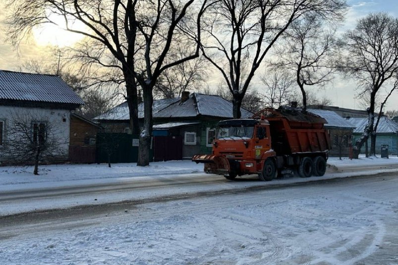 Снегоуборочная техника вышла на дороги города Александр Шепырев, ИА UssurMedia