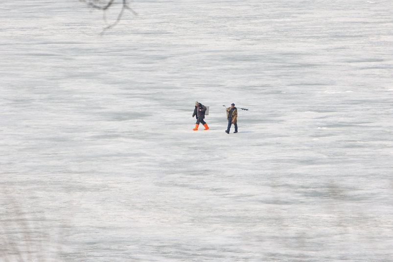 Не заметила как выпали. Тонкий лед. Лед фото. Рыбаки на льду. Рыбаки на тонком льду.