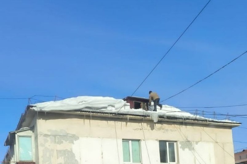 В Углегорске мужчина решил почистить снег на крыше многоэтажного дома telegram-канал "Новости Углегорска"