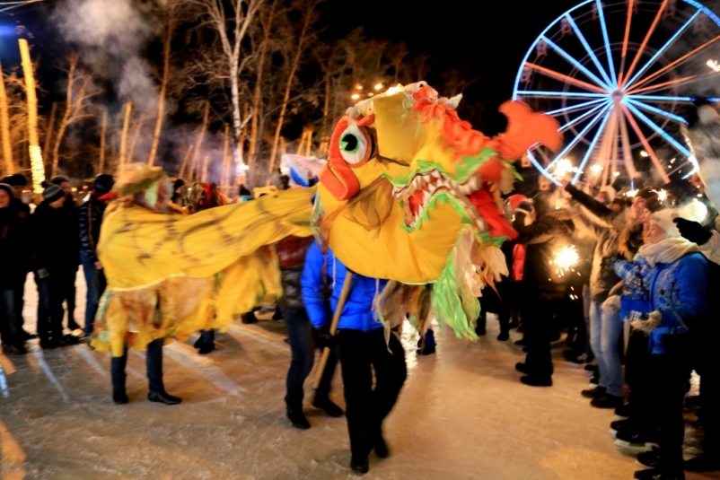 Китайский Новый год в Хабаровске встретили на коньках, с фейерверком и драконом Роман Федоров