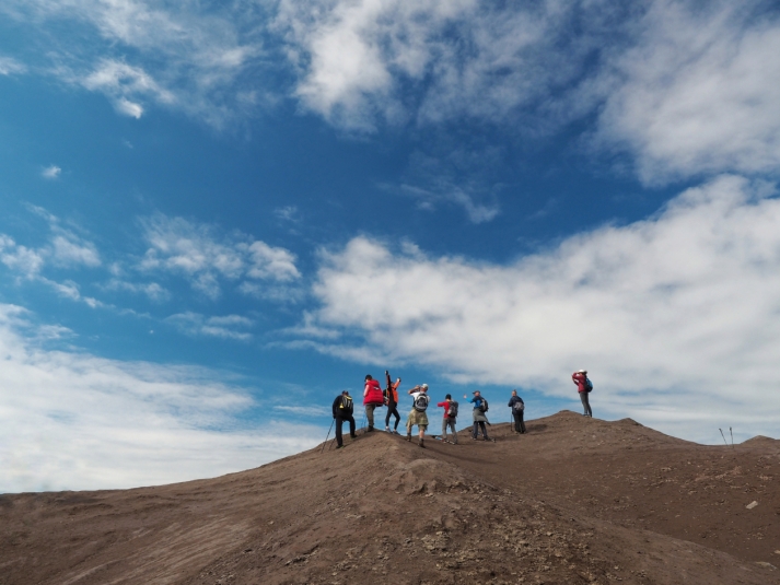 Туристы на вулкане Горелый Елена Поддубная, ИА KamchatkaMedia
