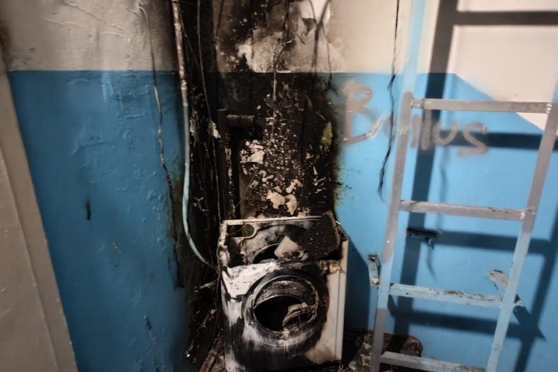 В Магадане в подъезде жилого дома загорелась бесхозная стиральная машина ГУ МЧС России по Магаданской области