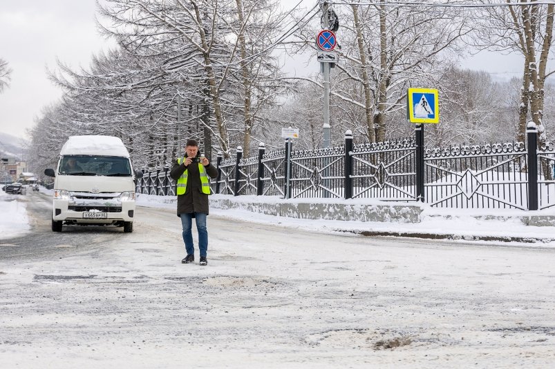 Обследование дорог на наличие дефектов пресс-служба администрации Южно-Сахалинска