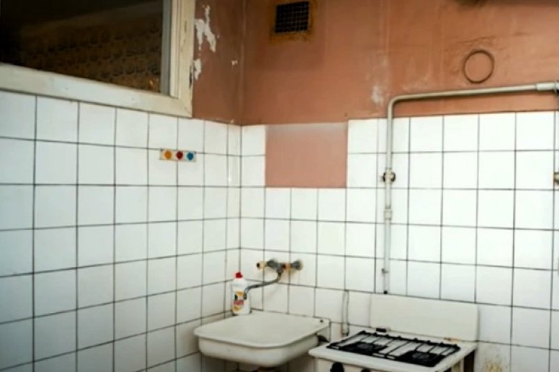 Окно между кухней и ванной скриншот с видео