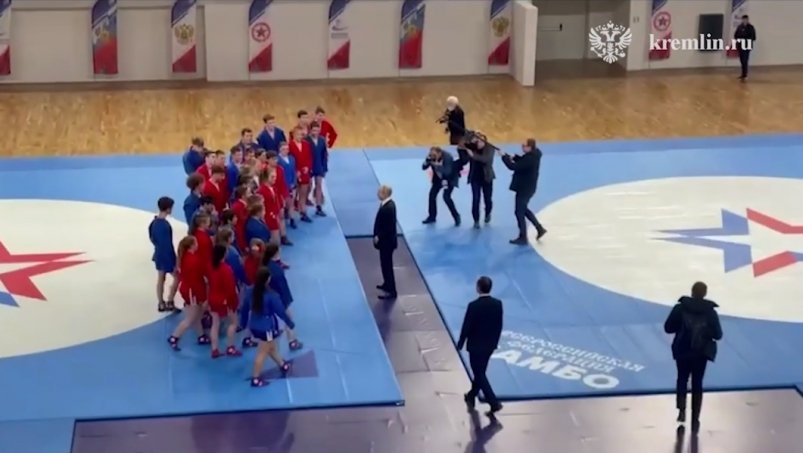 Путин встретился с юными спортсменами в новом Дворце Самбо в Краснодаре Скриншот видео с Telegram-канала:t.me/news_kremlin (18+)