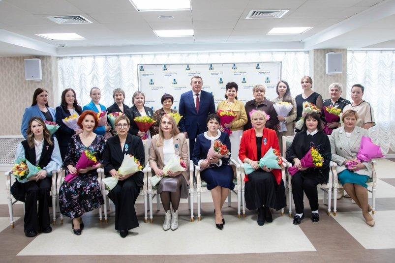 Валерий Лимаренко поздравил представительниц регионального отделения "Союза женщин России" с 8 марта пресс-служба правительства Сахалинской области