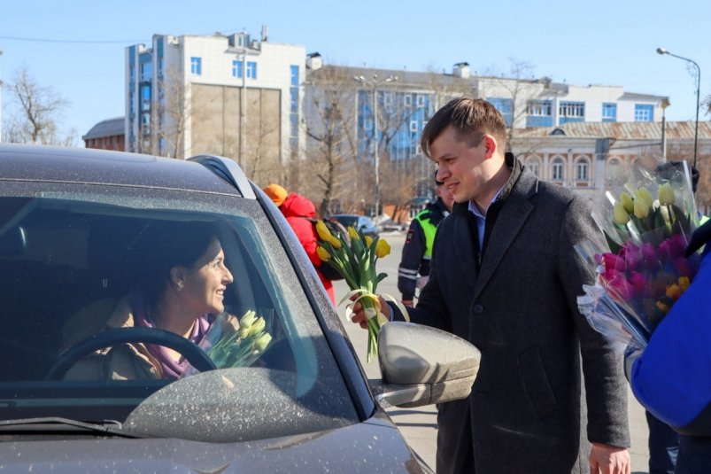 В Иркутске девушки за рулем получили цветы и поздравления ИРО ЕР