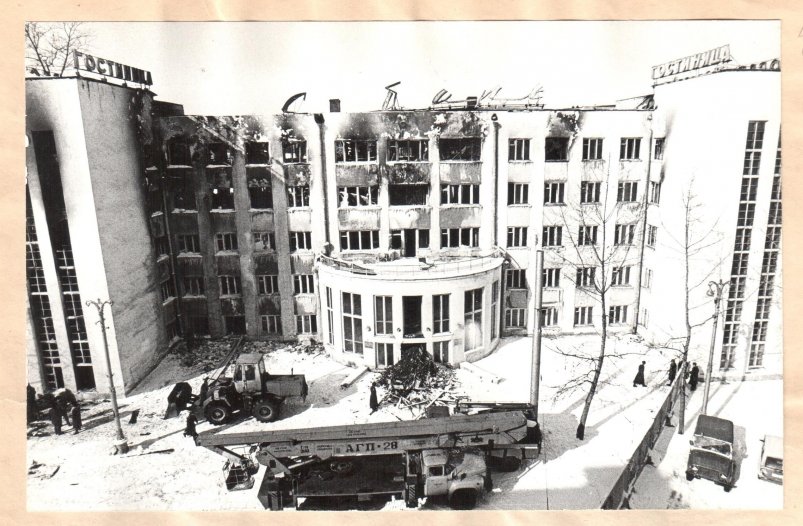 "Люди выпрыгивали из окон и сползали по трубам". Крупный пожар в ...