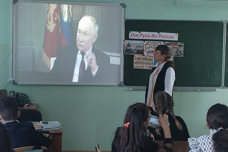 Интервью Путина журналисту Такеру Карлсону показали детям в школе №15 города Борзи группа школы в "ВК"