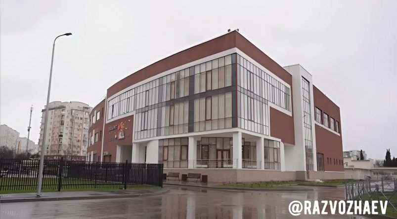 Михаил Развожаев провёл "Разговоры о важном" в новой школе №37 Севастополя Скриншот видео