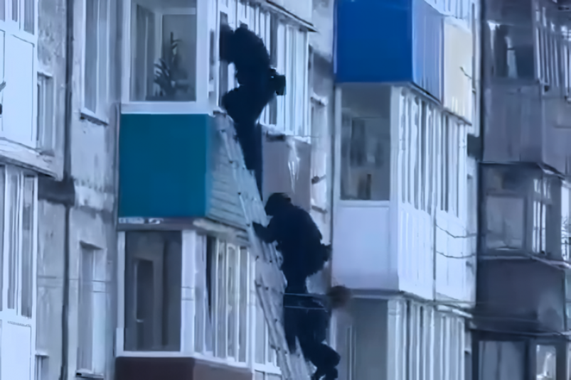 Штурм квартиры Кадр из видео
