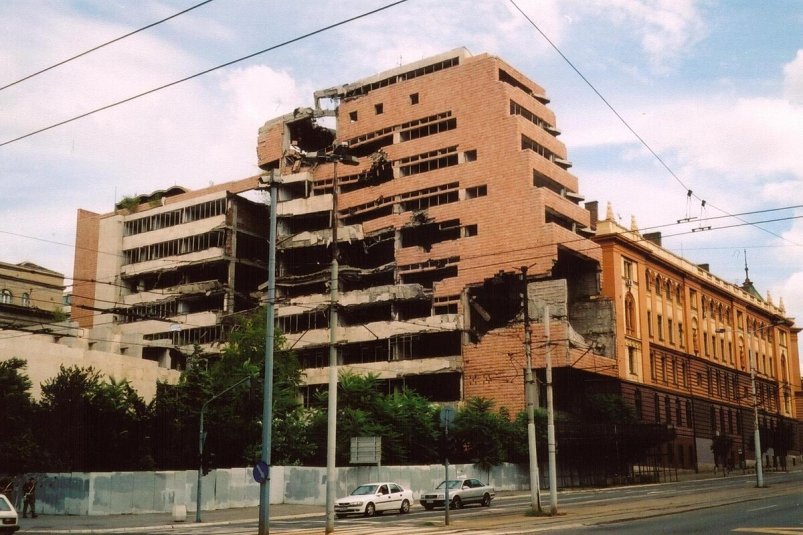Здание Министерства обороны СРЮ после бомбардировки wikimedia.org