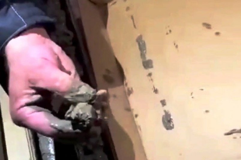 В разведывательных скважинах на руднике "Пионер" нашли воду скрин с видео МЧС России