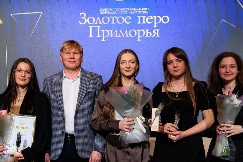Елизавета Мызникова (в центре) ИА PrimaMedia