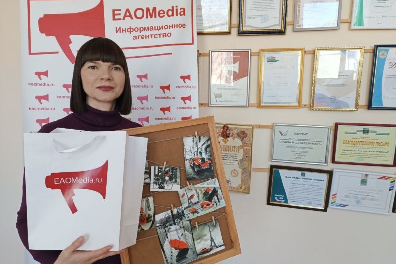 Победительницу фотоконкурса "Завтрак с ЕАОМedia" наградили в редакции информагентства ИА ЕАОMedia