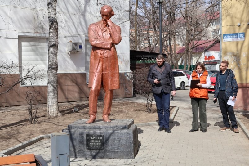 Трещины появились на памятнике Некрасову после зимы Александр Шепырев, ИА UssurMedia