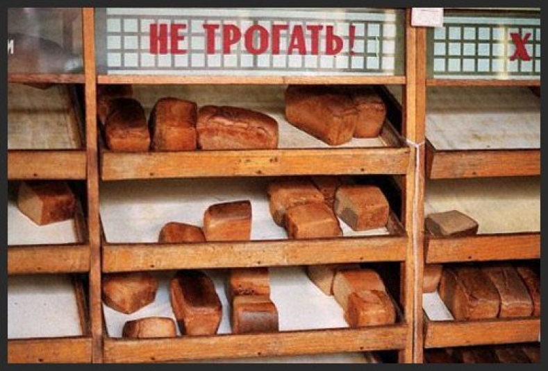 Хлеб в булочной лежит на деревянных полках сайт 22-91.ru