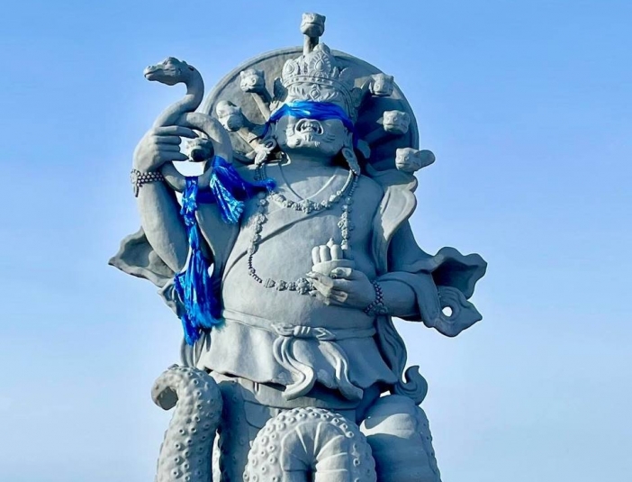 Высота скульптуры – более 7 метров, а вид – жуткий: в руке человек-осьминог держит драгоценный камень, Буддийская Традиционная Сангха России