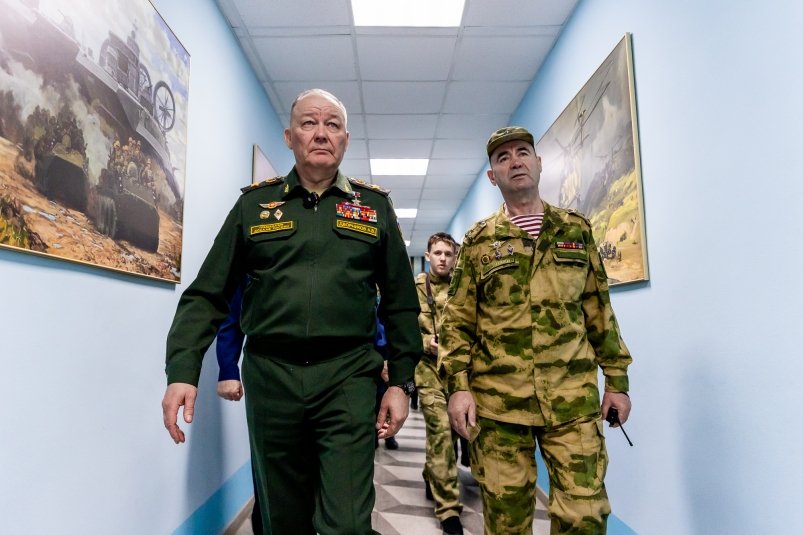 Генерал армии, Герой России Александр Дворников (слева) Табаченко Илья, ИА PrimaMedia