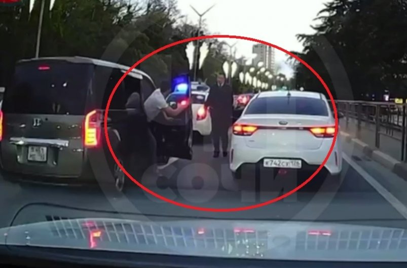 Сочинцы резко отреагировали на видео с лихачом, который пристроился за машиной полиции t.me/chp_sochi
