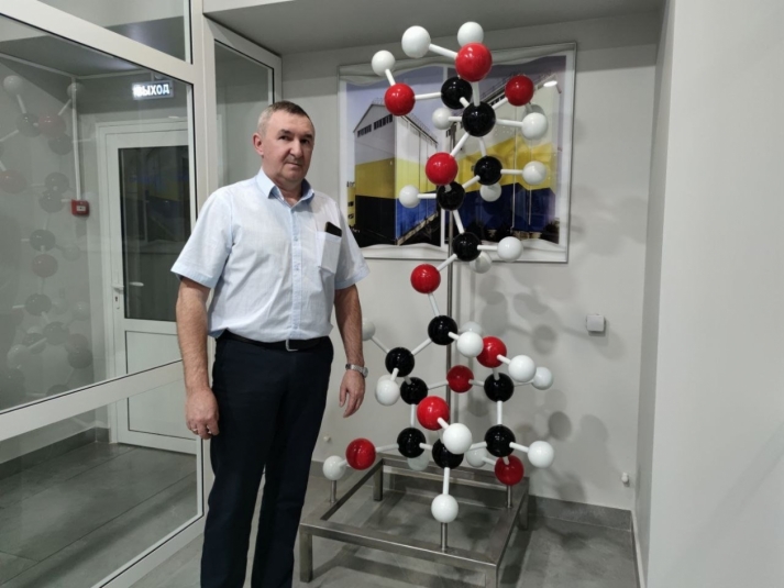 Владимир Чернобаев возле молекулы лактозы ИА Stavropol.Media