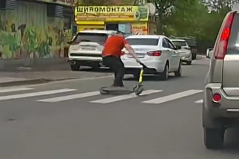 Упавший с самоката на дороге ростовчанин чудом не угодил под колеса автомобиля t.me/privet_rostov_ru