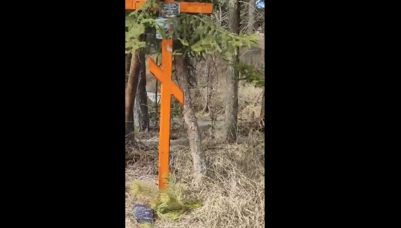 Надгробные кресты поставили живым парням недалеко от школы в Тулунском районе скриншот видео Тулунского телевидения (16+)