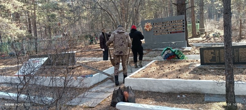 Уборка могил со страницы Константина Мухомедьярова в ВК