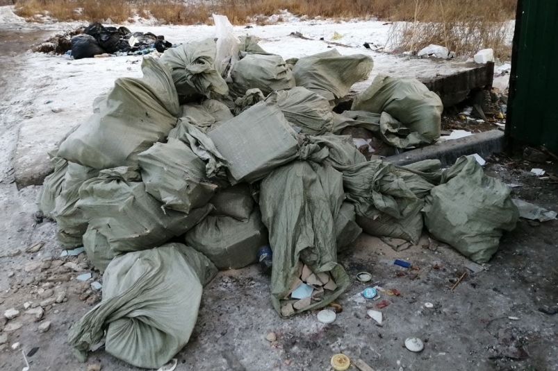В Автодорожном округе Якутска неизвестный самосвал вывалил на обочину дороги груду мусора Абрамченко Анета
