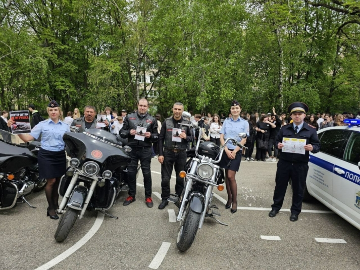 Выставку мотоциклов организовали байкеры для школьников в Ессентуках ГИБДД Ставрополья