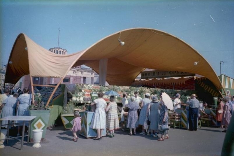 Покупатели на овощном рынке около метро "Арбатская" Иван Шагин, 1965 - 1969 год, г. Москва, Арбатская пл., МАММ/МДФ