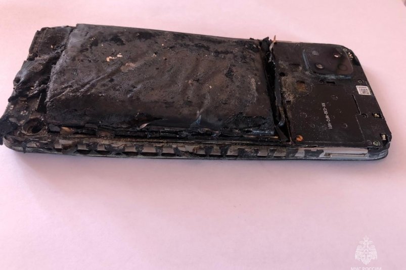 В Магадане в руках у ребенка загорелся неисправный телефон ГУ МЧС России по Магаданской области