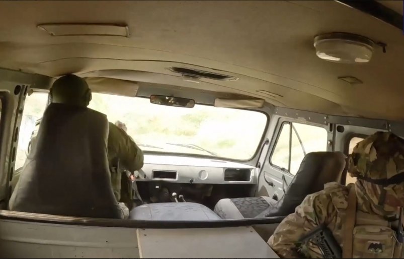 Военные возвращались в пункт временной дислокации после выполнения задачи в районе Часова Яра скриншот видео Минобороны