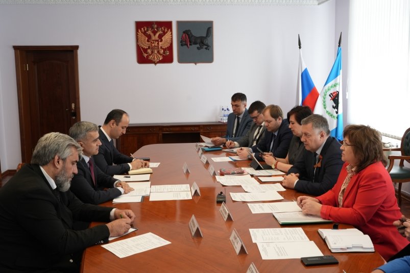 Игорь Кобзев и Имомзода Нажмиддин на рабочей встрече Правительство Иркутской области