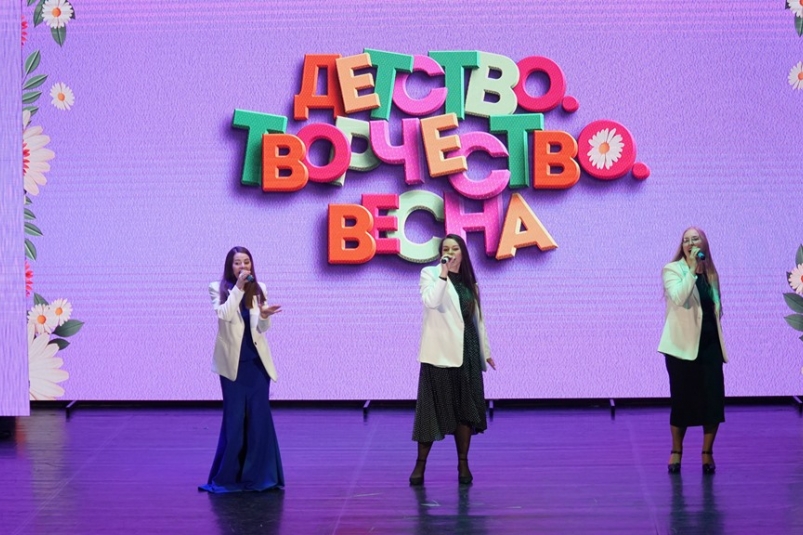 В юмористическом формате прошел отчетный концерт Детско-юношеского центра в Магадане Источник