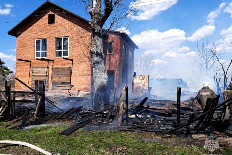 Пепелище на месте гаража и постройки осталось после пожара в Смидовичском районе ЕАО ГУ МЧС России по ЕАО