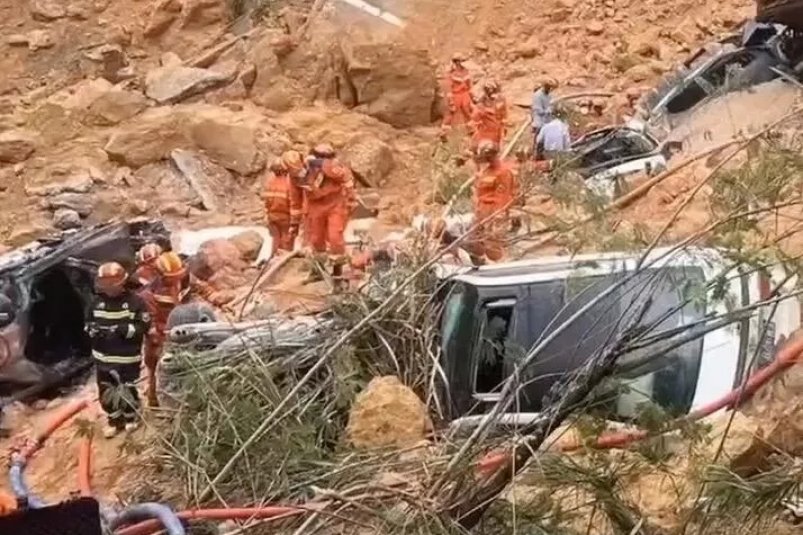 Место обрушения скоростной автомагистрали на юге Китая кадр видео из соцсетей