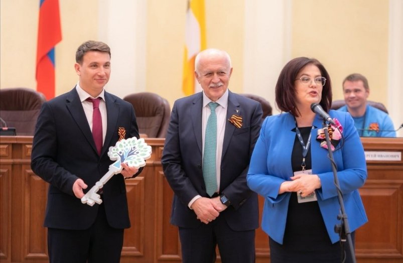 Министр с символическим ключом от нового центра Соцсети Д. Полюбина