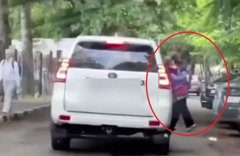 Полиция Сочи нашла мать, которая катала детей на подножке автомобиля Скриншот видео из соцсетей
