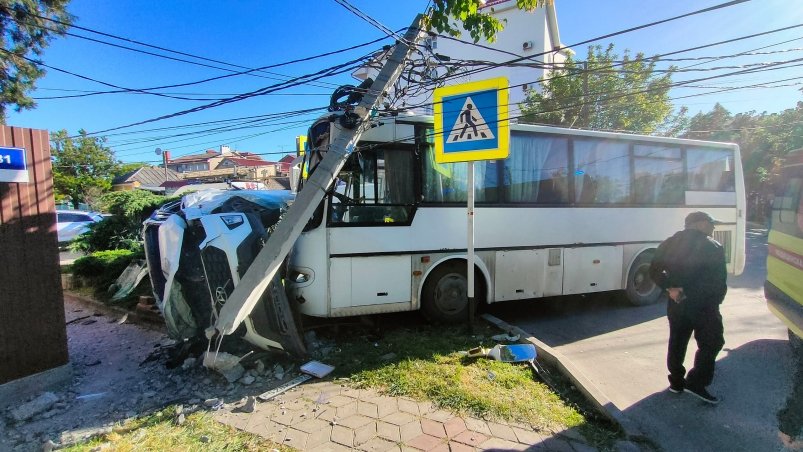 На Кубани спасатели деблокировали четырех человек из авто после ДТП с автобусом С Telegram-канала: t.me/kubanspas (18+)