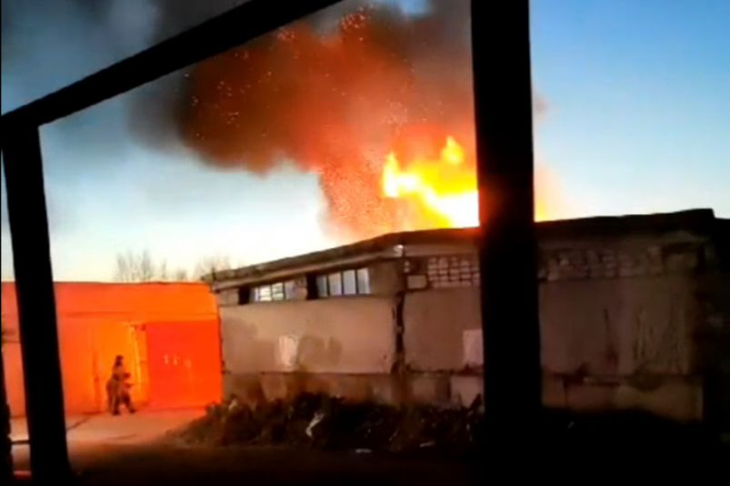 Пожар в гараже Краснокаменска из Telegram-канала "Инцидент Краснокаменска"