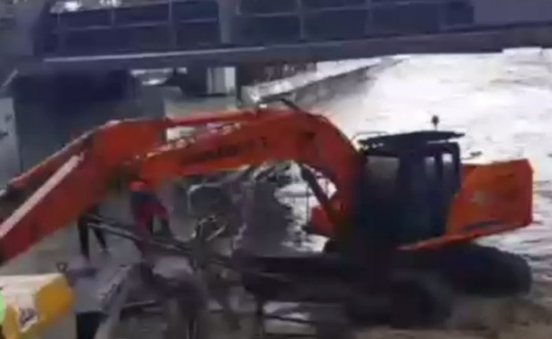 Река в Сочи едва не унесла течением экскаватор Скриншот видео из соцсетей
