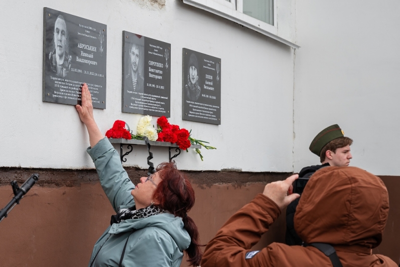 В канун Дня Победы в Магадане открыли три мемориальные доски бойцам, геройски погибшим в зоне СВО Источник