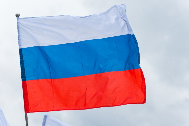 В Сочи две девушки украли флаги со стены магазина Илья Аверьянов